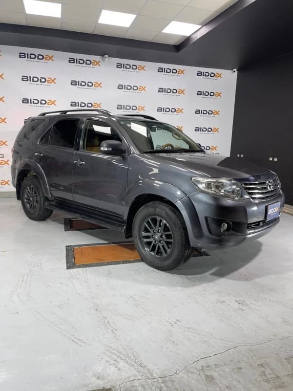 Toyota Fortuner 2015 بيج موتور 4000 رمادي أوتوماتيك — مستعملة