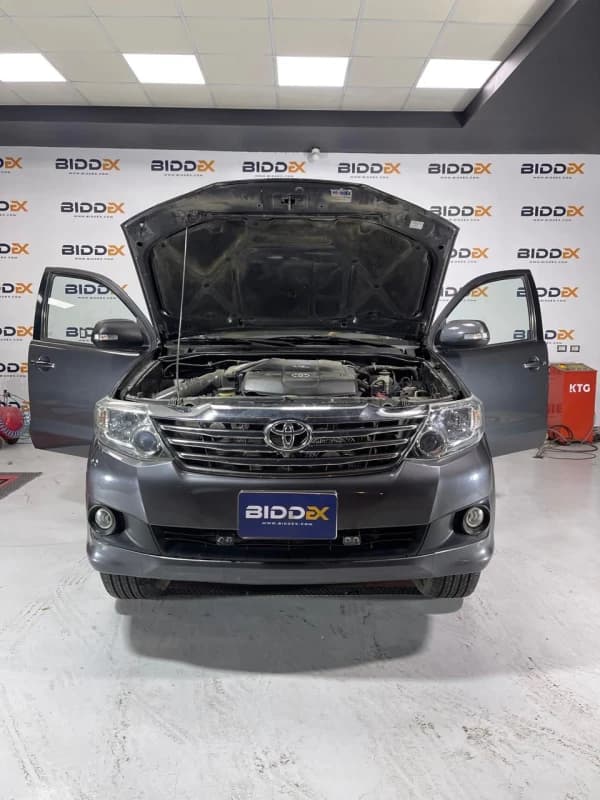 Toyota Fortuner 2015 بيج موتور 4000 رمادي أوتوماتيك — مستعملة