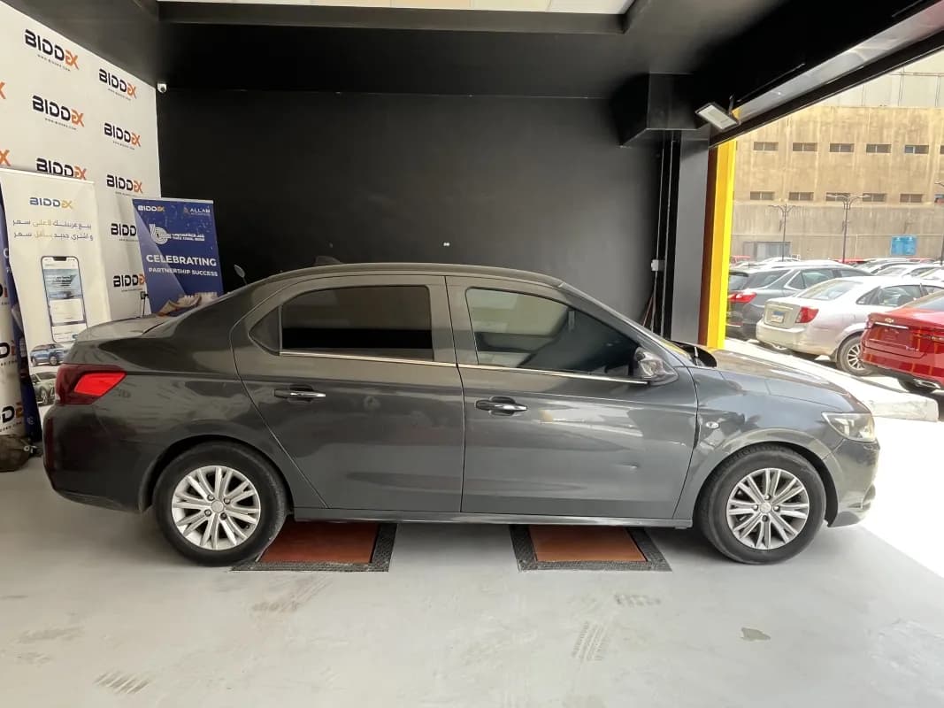 Peugeot 301 2018 allure + Gray Automatic — Used