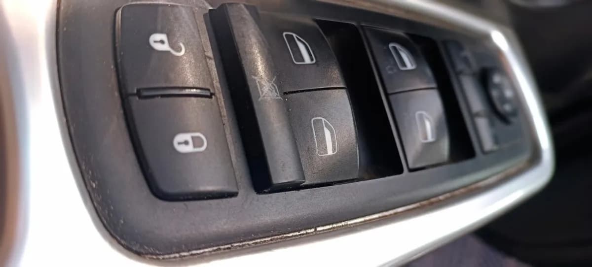 Jeep Cherokee 2010 Limited Black Automatic — Used