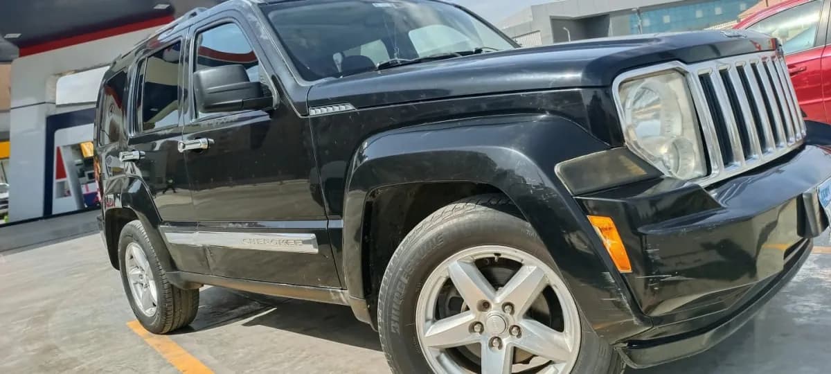 Jeep Cherokee 2010 Limited Black Automatic — Used