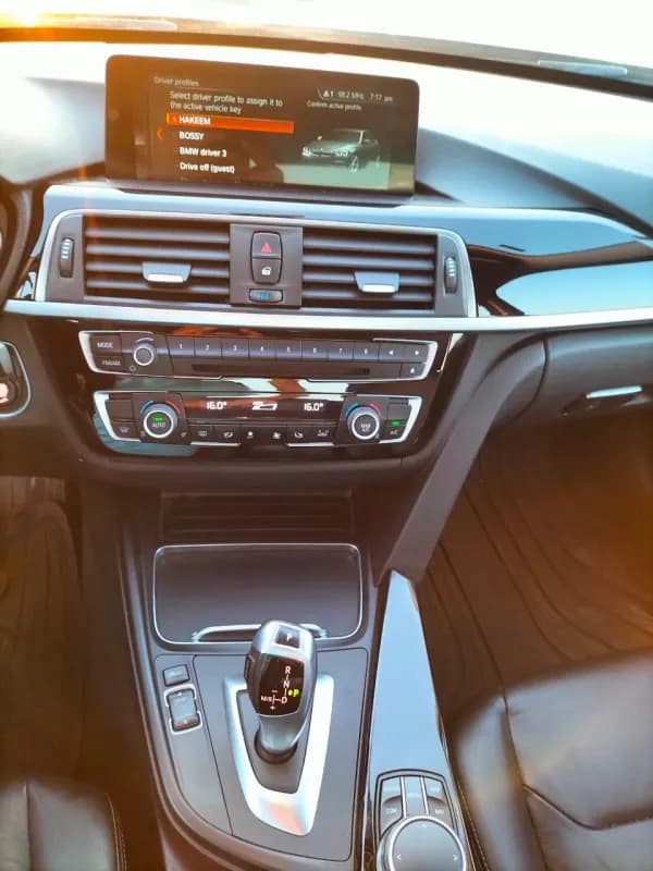 بي ام دبليو 318i 2017 لاكشري أسود أوتوماتيك — مستعملة