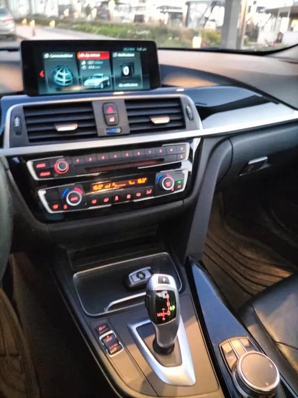 بي ام دبليو 318i 2017 لاكشري أسود أوتوماتيك — مستعملة
