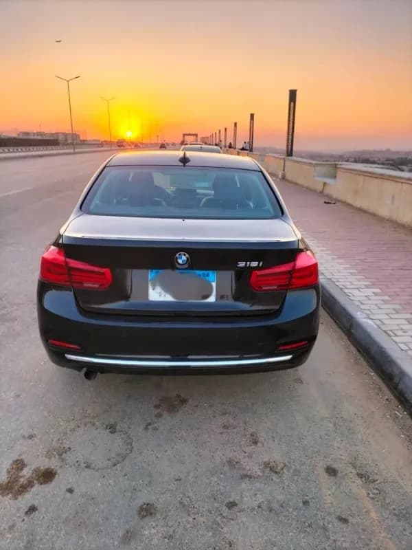 بي ام دبليو 318i 2017 لاكشري أسود أوتوماتيك — مستعملة