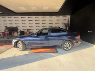 بي ام دبليو 318i 2018 اكسكلوسف أزرق الداكن  أوتوماتيك — مستعملة - 2