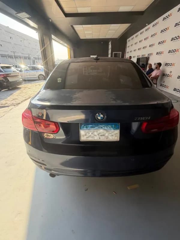 بي ام دبليو 318i 2018 اكسكلوسف أزرق الداكن  أوتوماتيك — مستعملة
