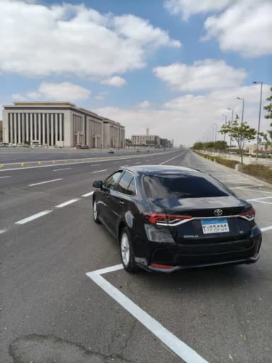 تويوتا كورولا 2021 اكس ال ايي أسود أوتوماتيك — مستعملة - 2