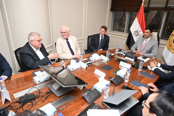 لتعزيز التصدير.. وزير الصناعة يبحث خطط التوسع مع مرسيدس-بنز بمصر