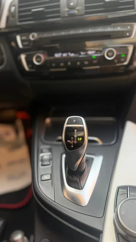 بي ام دبليو 320i 2019 ام سبورت فضي أوتوماتيك — مستعملة