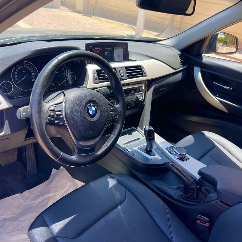 بي ام دبليو 318i 2018 اكسكلوسف رمادي أوتوماتيك — مستعملة