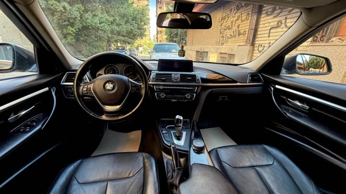 بي ام دبليو 318i 2018 لاكشري رمادي أوتوماتيك — مستعملة