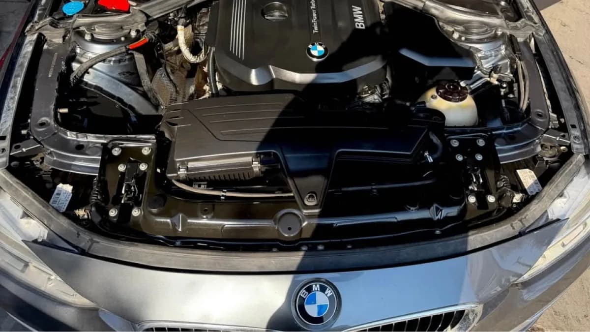 بي ام دبليو 318i 2018 لاكشري رمادي أوتوماتيك — مستعملة