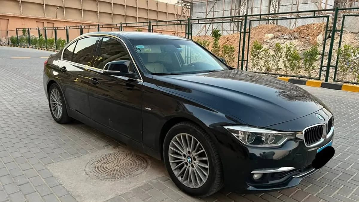 بي ام دبليو 320i 2016 لاكشري أسود أوتوماتيك — مستعملة