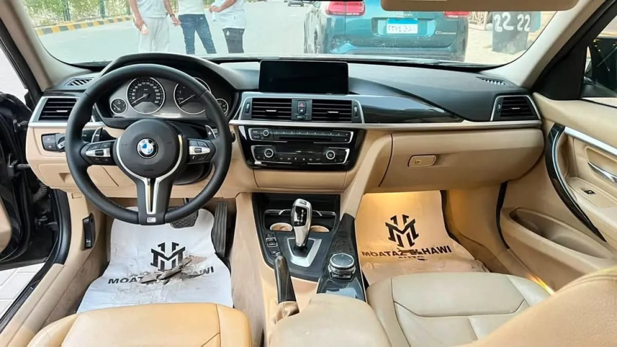 بي ام دبليو 320i 2016 لاكشري أسود أوتوماتيك — مستعملة
