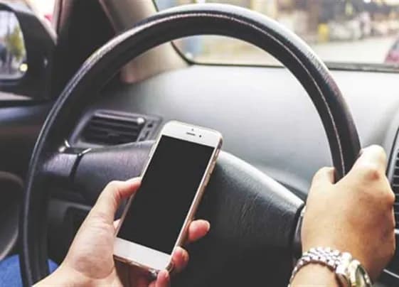 عادات يومية ترفع حرارة الهاتف داخل السيارة صيفاً.. وطرق الوقاية منها