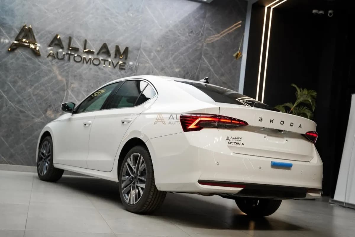  سكودا  اوكتافيا A8 2026 سويت أبيض أوتوماتيك — جديدة
