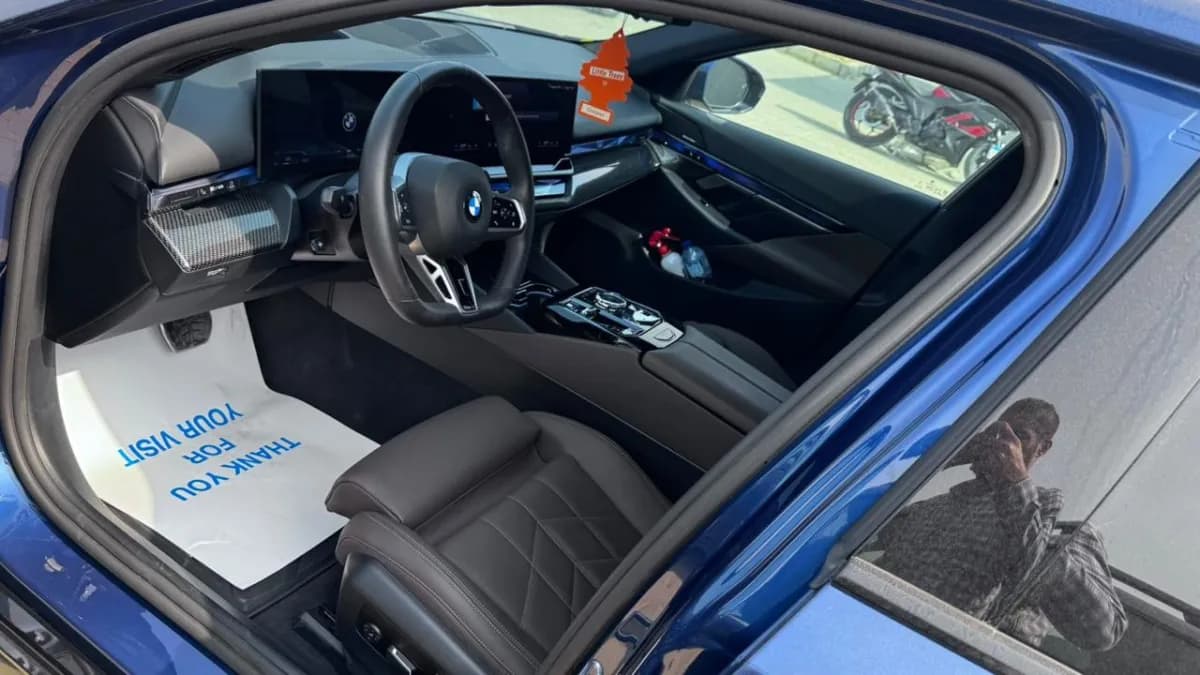 بي ام دبليو 520i 2025 ام سبورت أزرق فيورد أوتوماتيك — مستعملة
