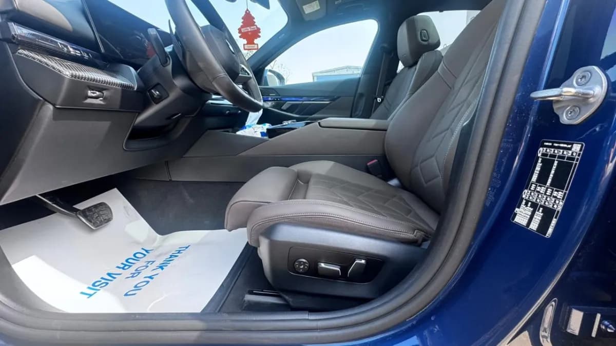 بي ام دبليو 520i 2025 ام سبورت أزرق فيورد أوتوماتيك — مستعملة