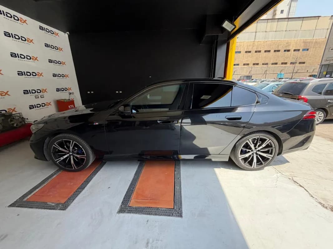 بي ام دبليو 520i 2025 ام سبورت أسود أوتوماتيك — مستعملة