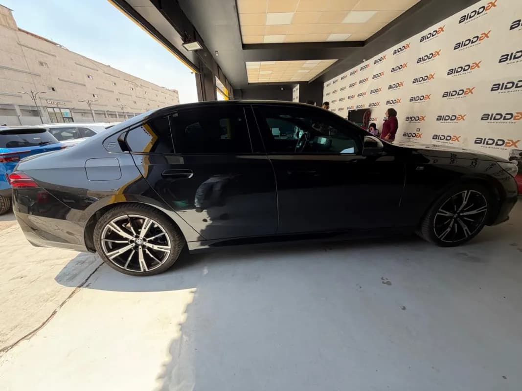 بي ام دبليو 520i 2025 ام سبورت أسود أوتوماتيك — مستعملة