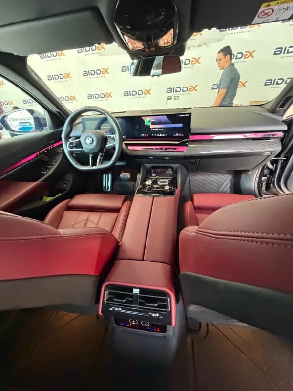 بي ام دبليو 520i 2025 ام سبورت أسود أوتوماتيك — مستعملة
