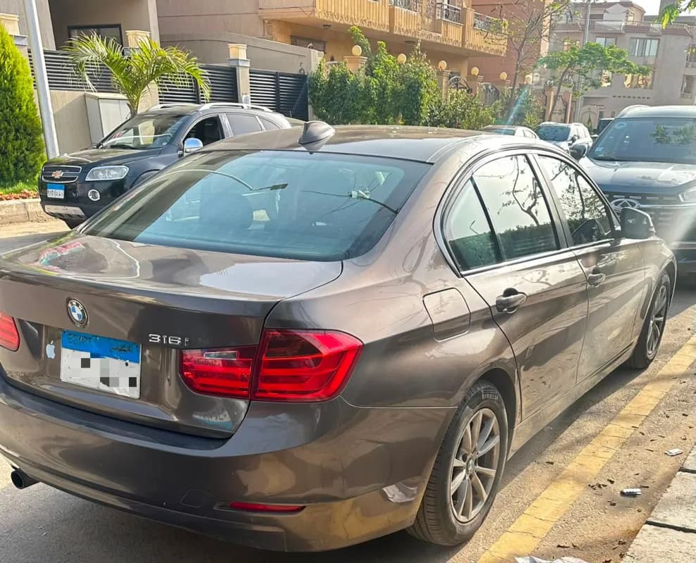 بي ام دبليو 316i 2015 اكسكلوسف ذهبي أوتوماتيك — مستعملة