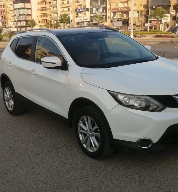نيسان قاشقاي 2015 توب لاين أبيض أوتوماتيك — مستعملة