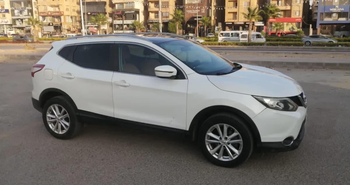 نيسان قاشقاي 2015 توب لاين أبيض أوتوماتيك — مستعملة