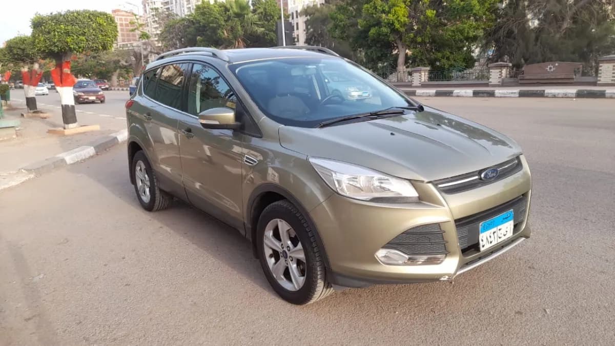 فورد كوجا 2015 اس تي أخضر زيتي أوتوماتيك — مستعملة