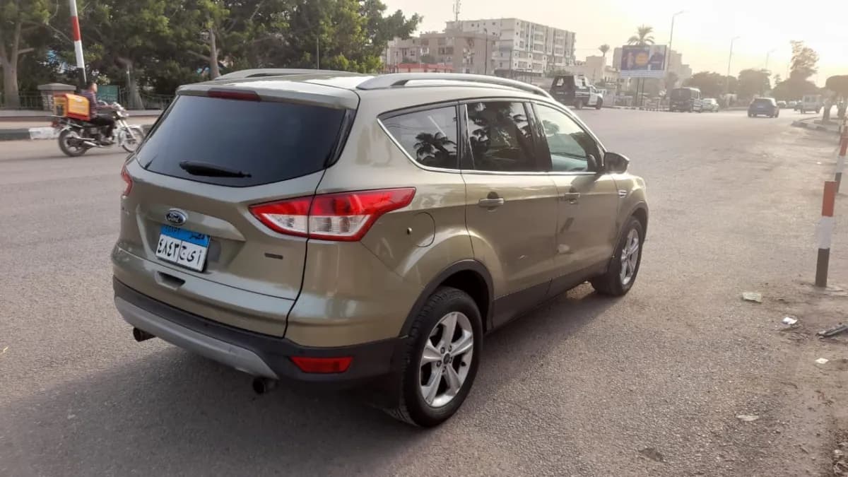 فورد كوجا 2015 اس تي أخضر زيتي أوتوماتيك — مستعملة