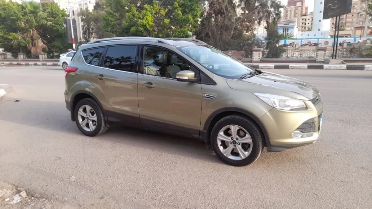 فورد كوجا 2015 اس تي أخضر زيتي أوتوماتيك — مستعملة