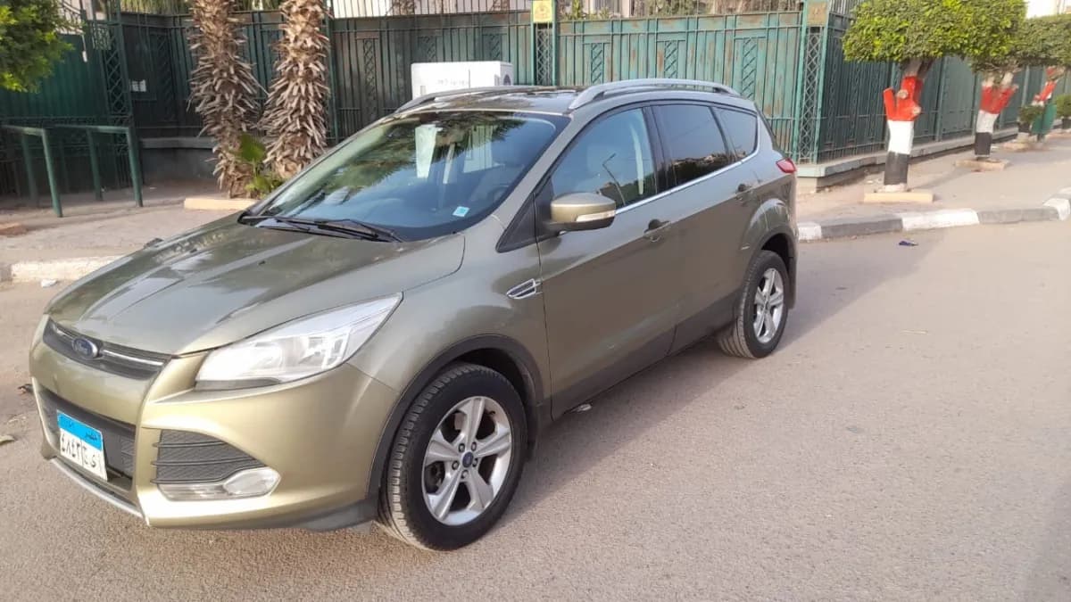فورد كوجا 2015 اس تي أخضر زيتي أوتوماتيك — مستعملة