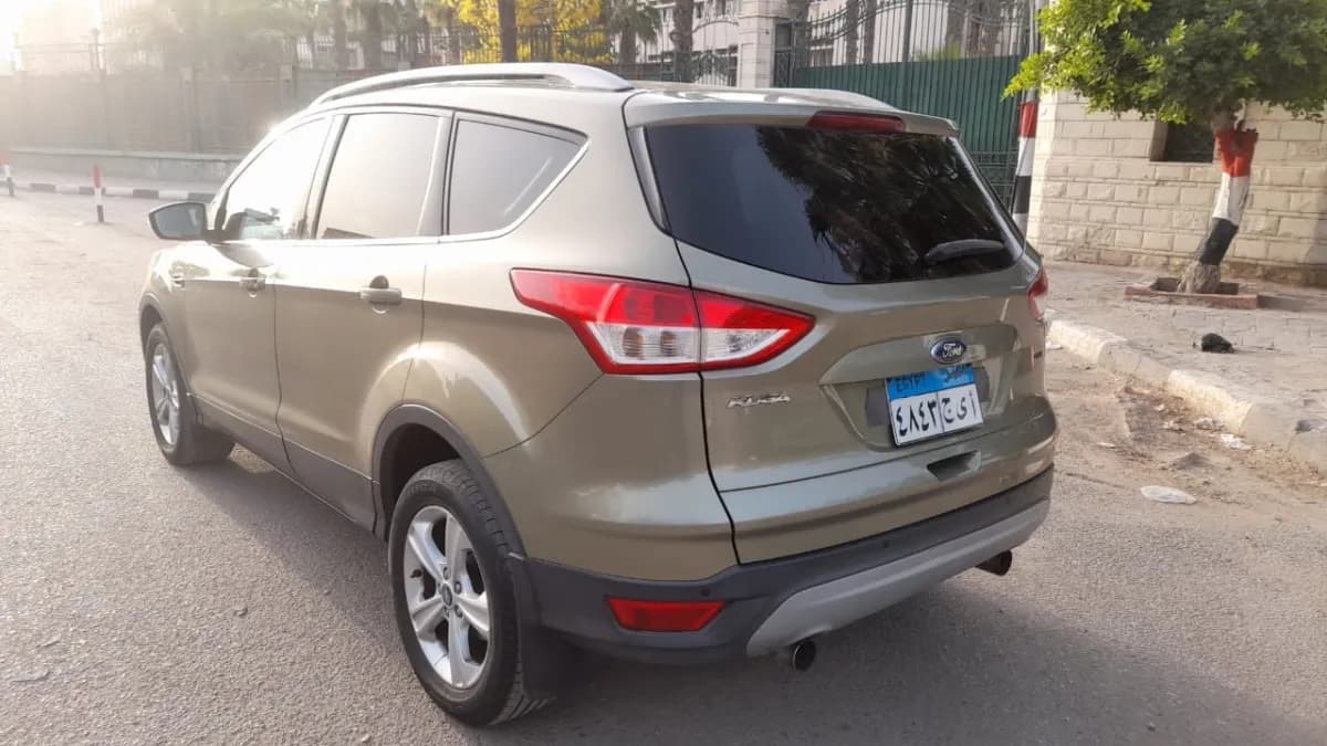 فورد كوجا 2015 اس تي أخضر زيتي أوتوماتيك — مستعملة