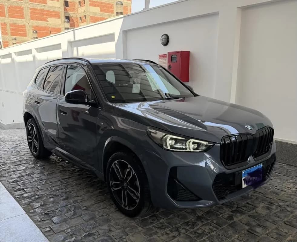 بي ام دبليو X1 2025 ام سبورت باكيدج رمادي ناردو أوتوماتيك — مستعملة