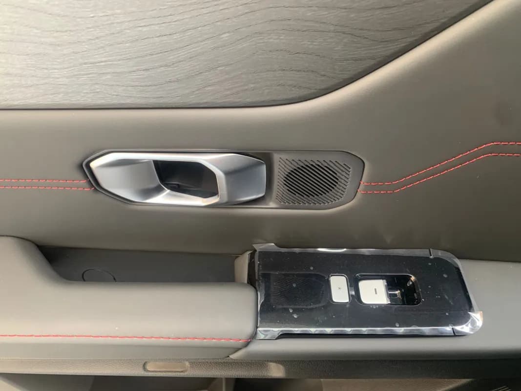 سويست S06 2027 بريميم أبيض أوتوماتيك — جديدة