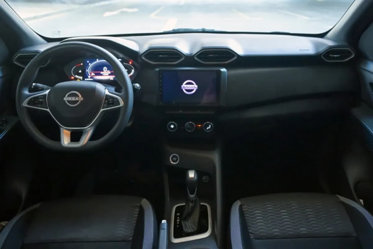 Nissan Magnite 2027 Visia  Silver Cvt — New