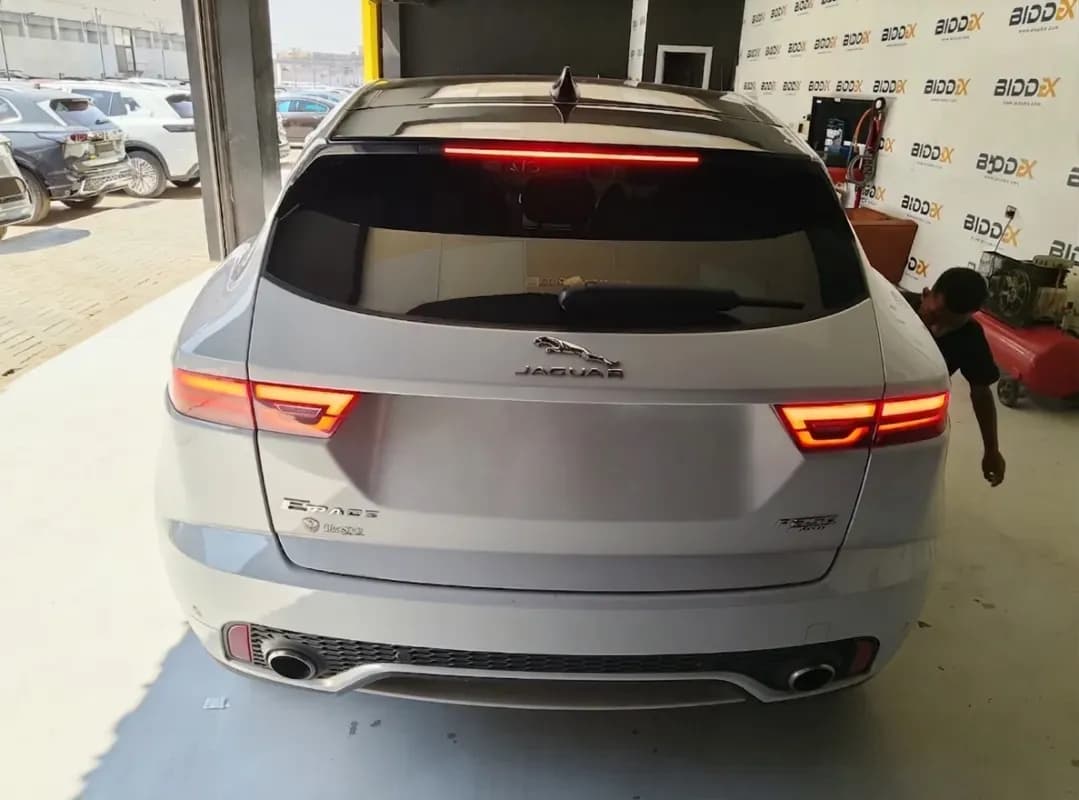 جاكوار اي باس 2020 R-Dynamic S أبيض أوتوماتيك — مستعملة