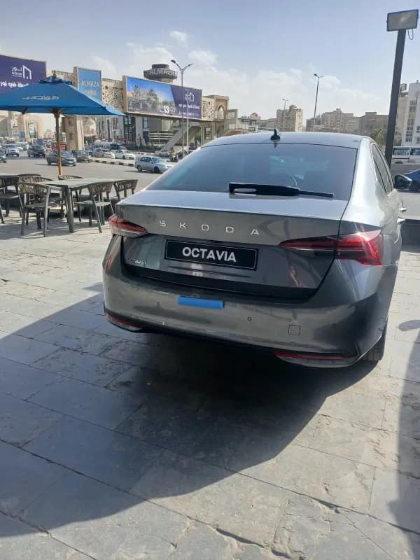  سكودا  اوكتافيا A8 2026 لوفت رمادي إسمنتي أوتوماتيك — جديدة