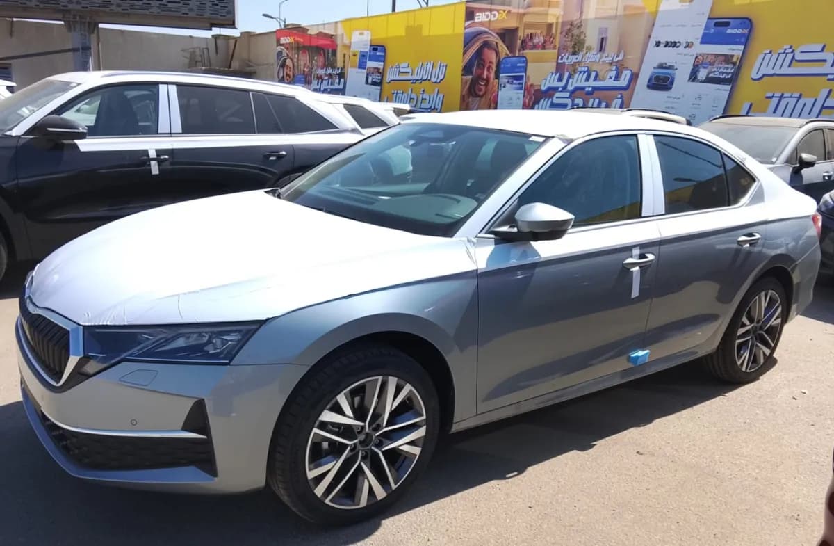  سكودا  اوكتافيا A8 2026 لوفت رمادي إسمنتي أوتوماتيك — جديدة