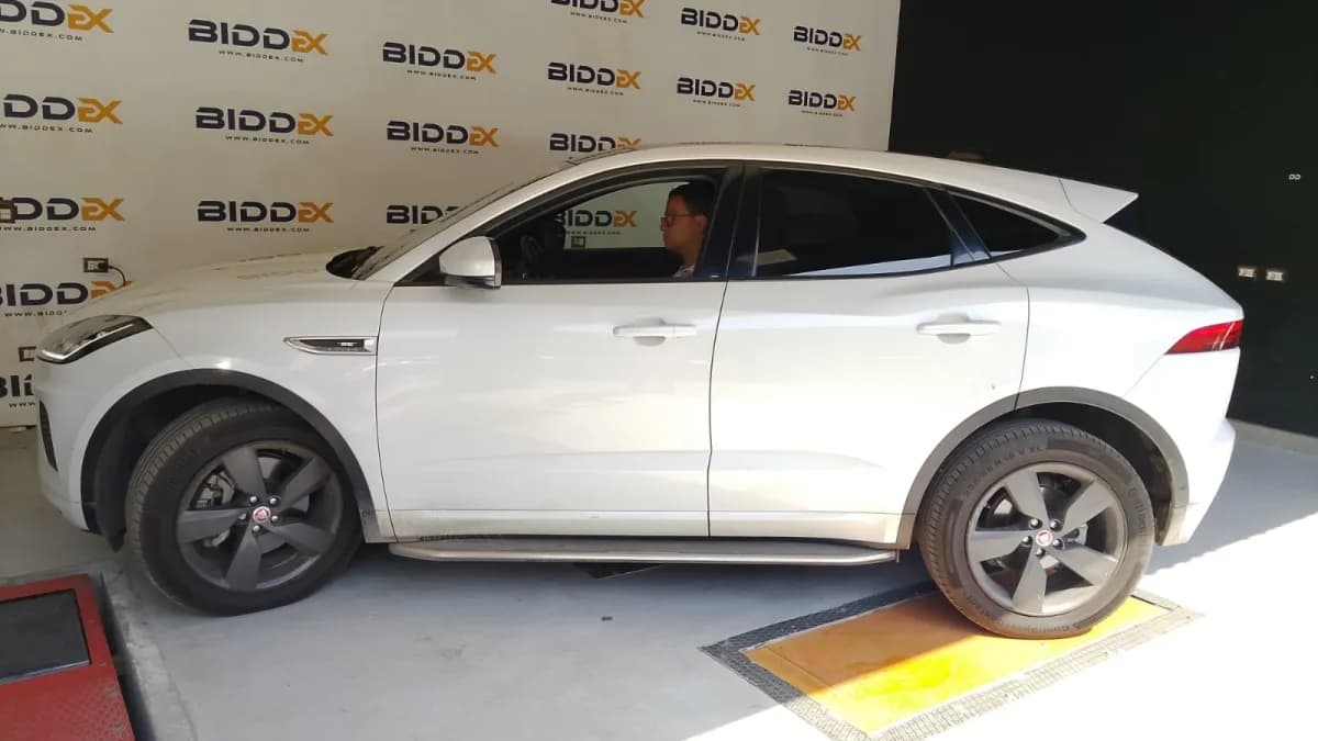 جاكوار اي باس 2020 R-Dynamic S أبيض أوتوماتيك — مستعملة