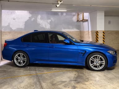 بي ام دبليو 320i 2019 ام سبورت أزرق الداكن  أوتوماتيك — مستعملة - 2
