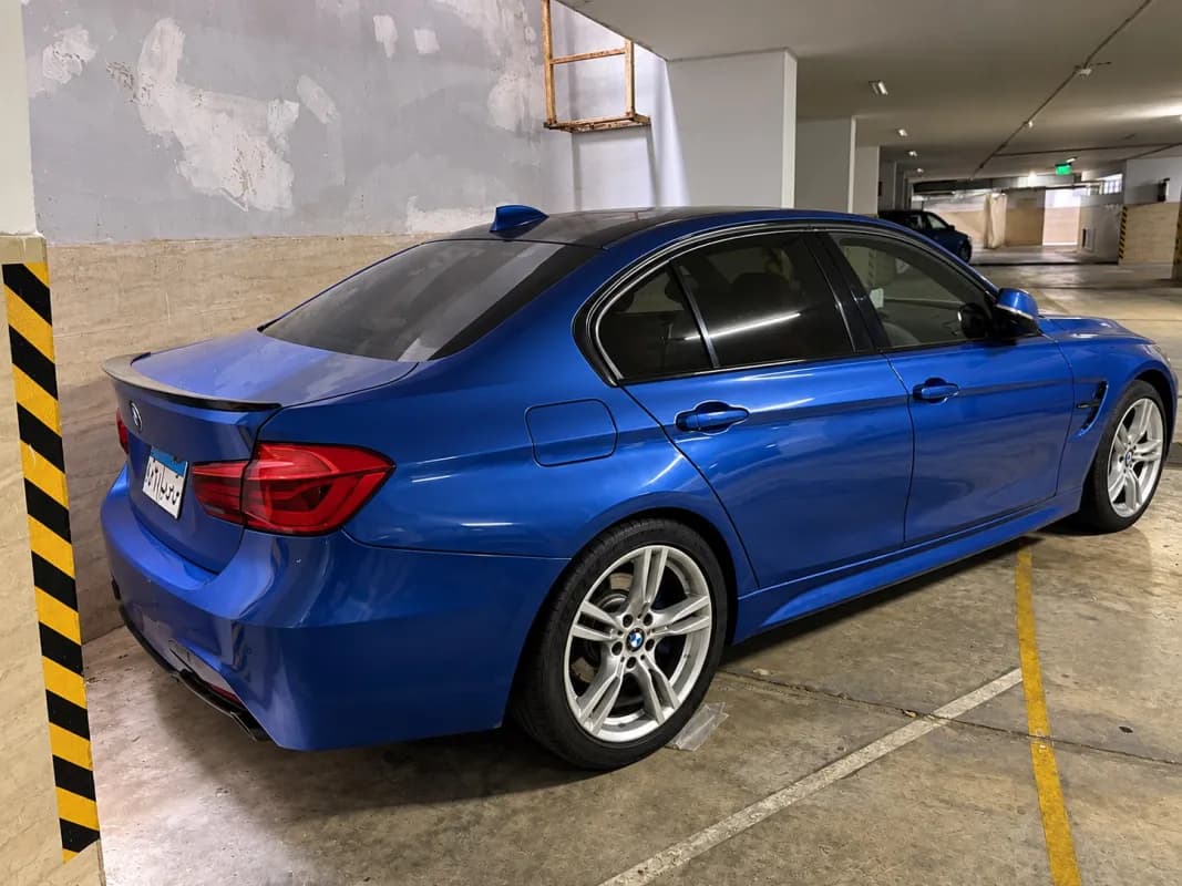 بي ام دبليو 320i 2019 ام سبورت أزرق الداكن  أوتوماتيك — مستعملة