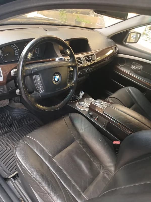 بي ام دبليو 740i 2009 بيور اكسلنس أسود أوتوماتيك — مستعملة