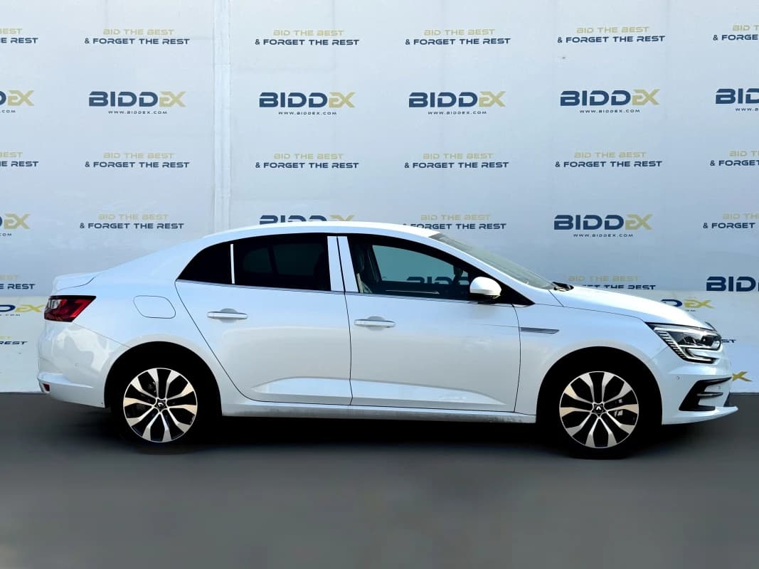 Renault Megane 2023 سيجنتشراس ار  أبيض أوتوماتيك — جديدة