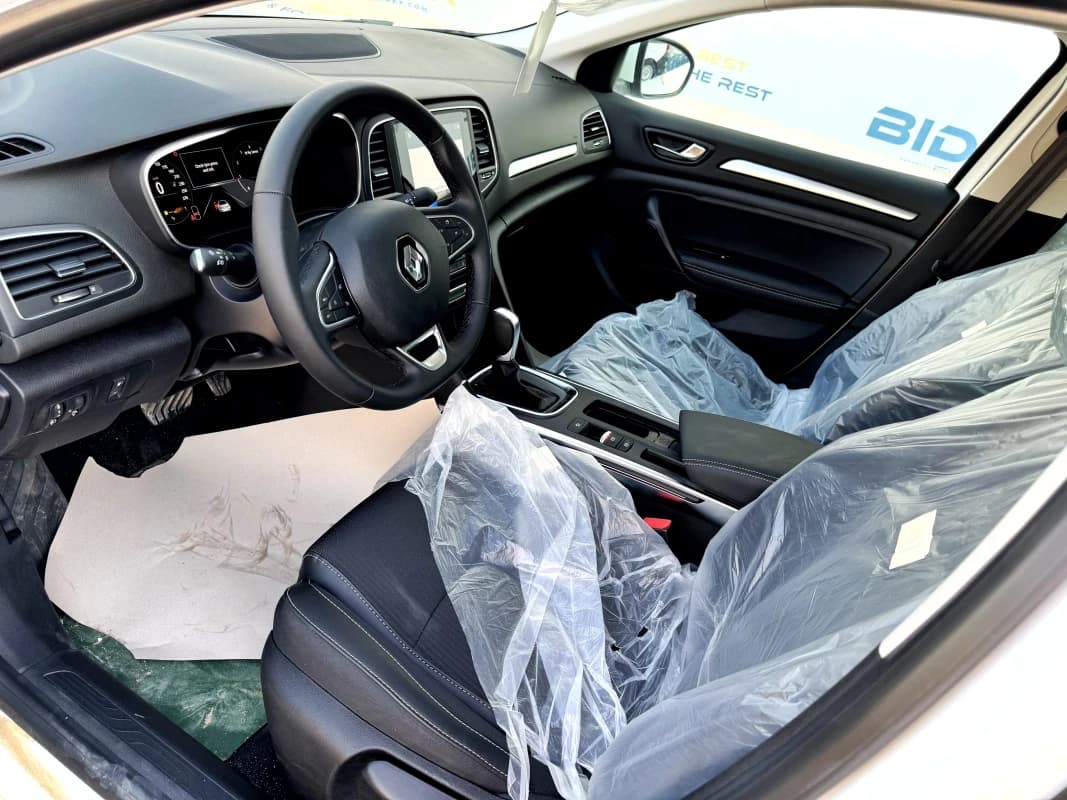 Renault Megane 2023 سيجنتشراس ار  أبيض أوتوماتيك — جديدة
