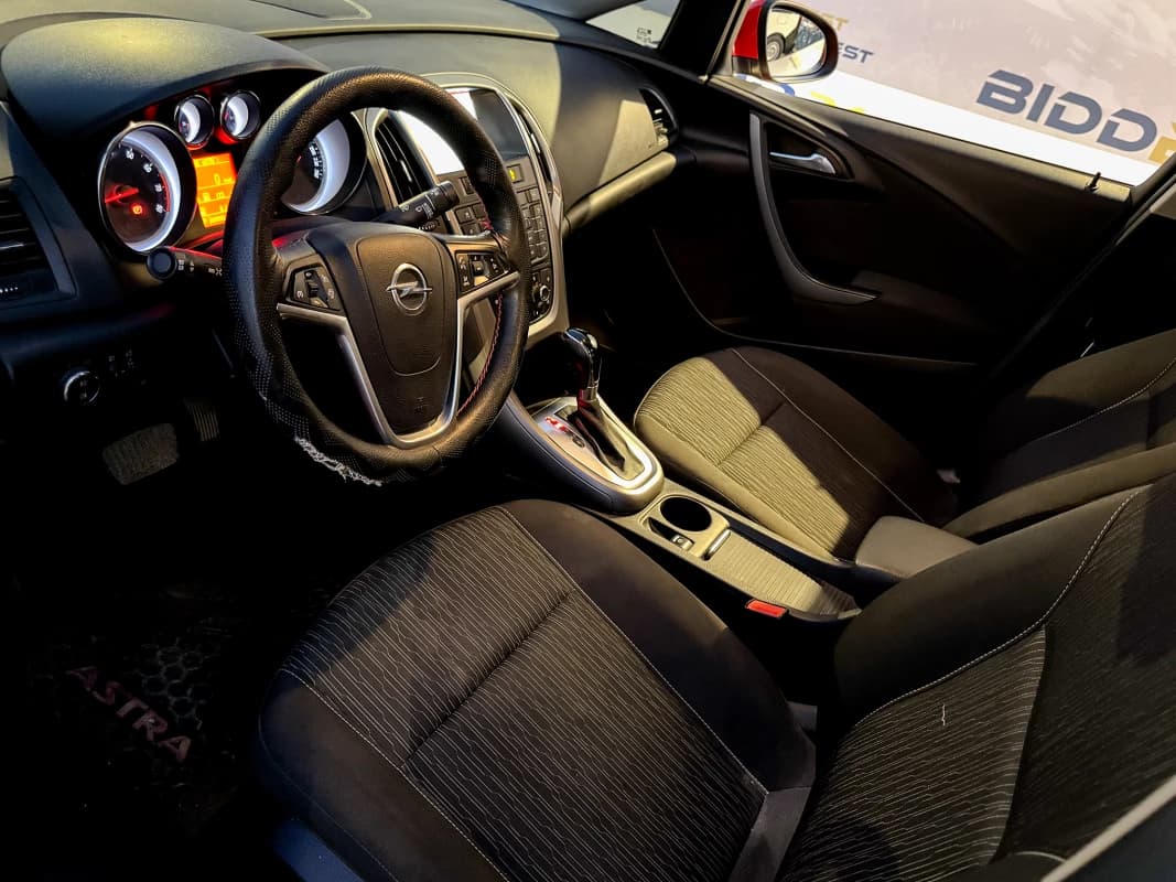 Opel Astra 2020 توب لاين أحمر أوتوماتيك — مستعملة