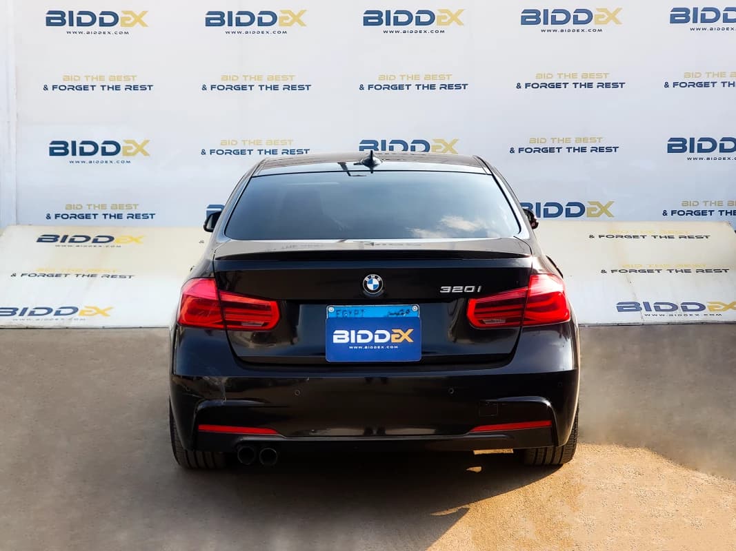 BMW 320i 2018 ام سبورت أسود أوتوماتيك — مستعملة