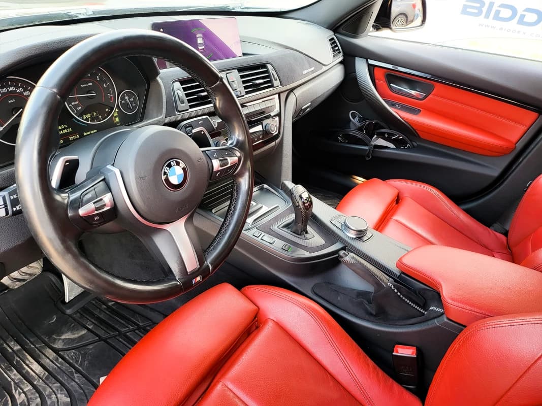 BMW 320i 2018 ام سبورت أسود أوتوماتيك — مستعملة