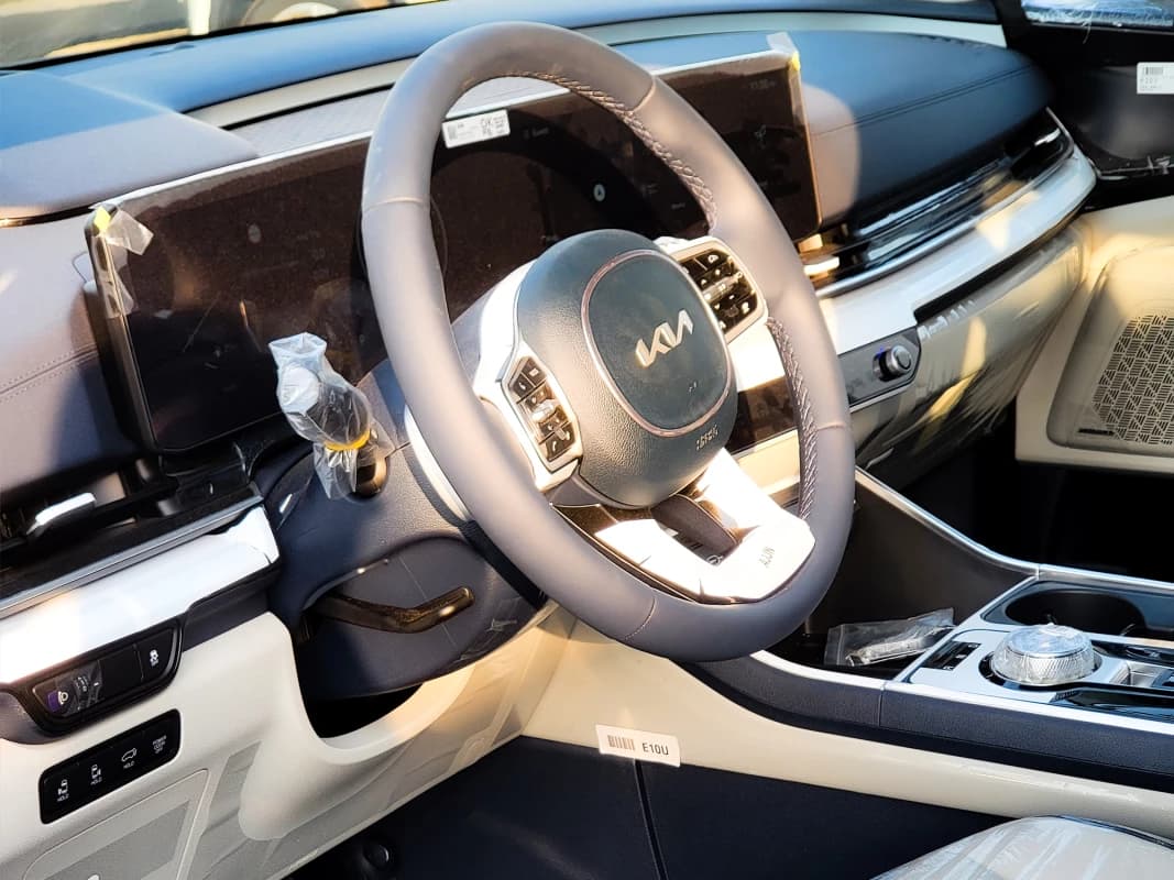 Kia Carnival 2025 جرافيتي أسود أوتوماتيك — جديدة
