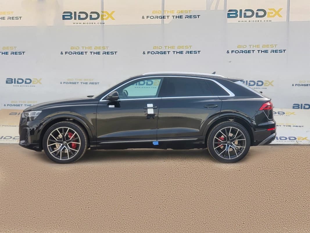 Audi Q8 2024 اس لاين أسود أوتوماتيك — جديدة